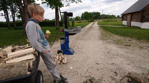 Mati lõhub puid ©Nahkanuia