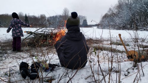 Lapsed lõkke ääres ©Nahkanuia